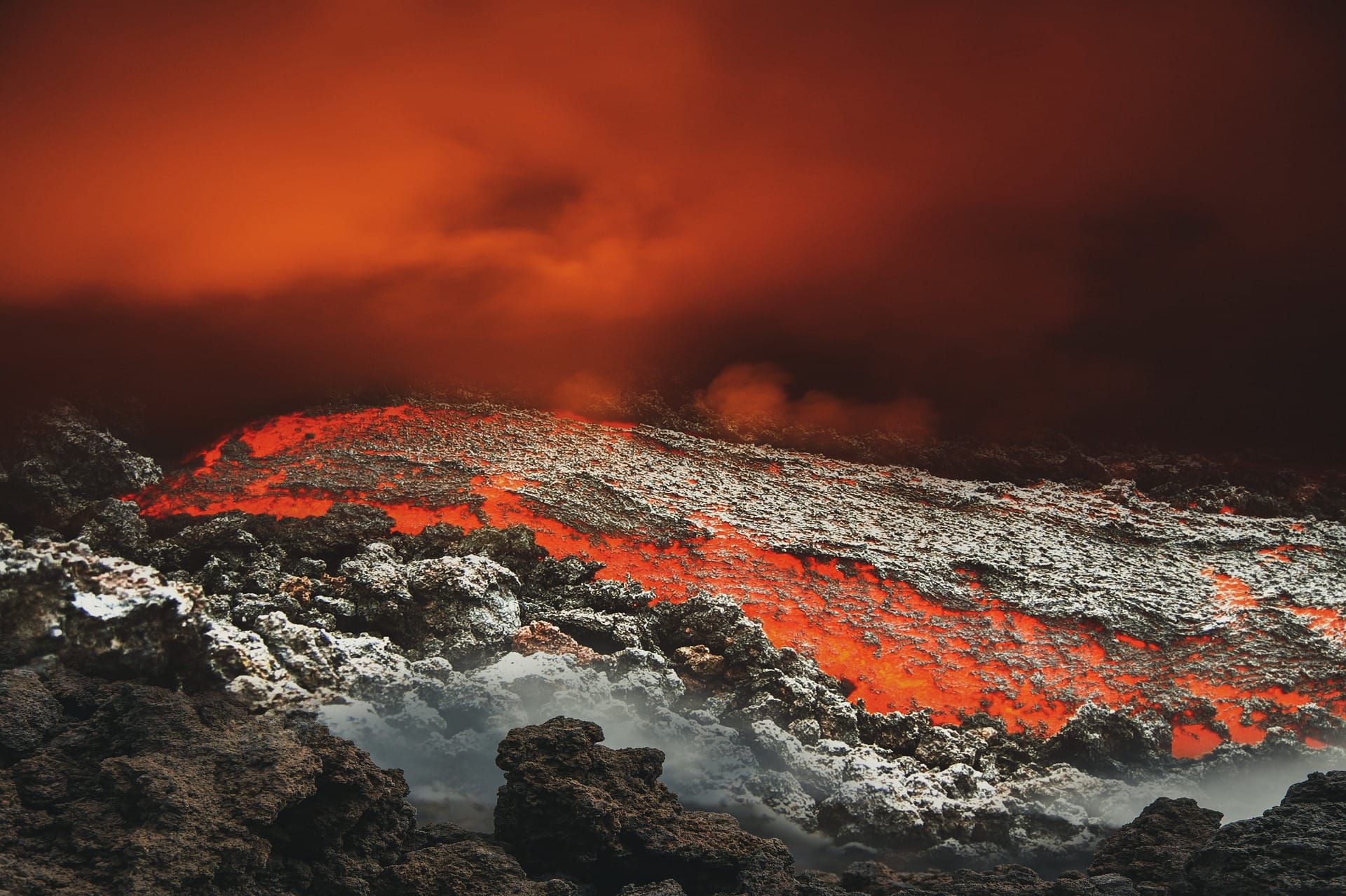 "FIAMME GEMELLE COME FIUMI DI LAVA"